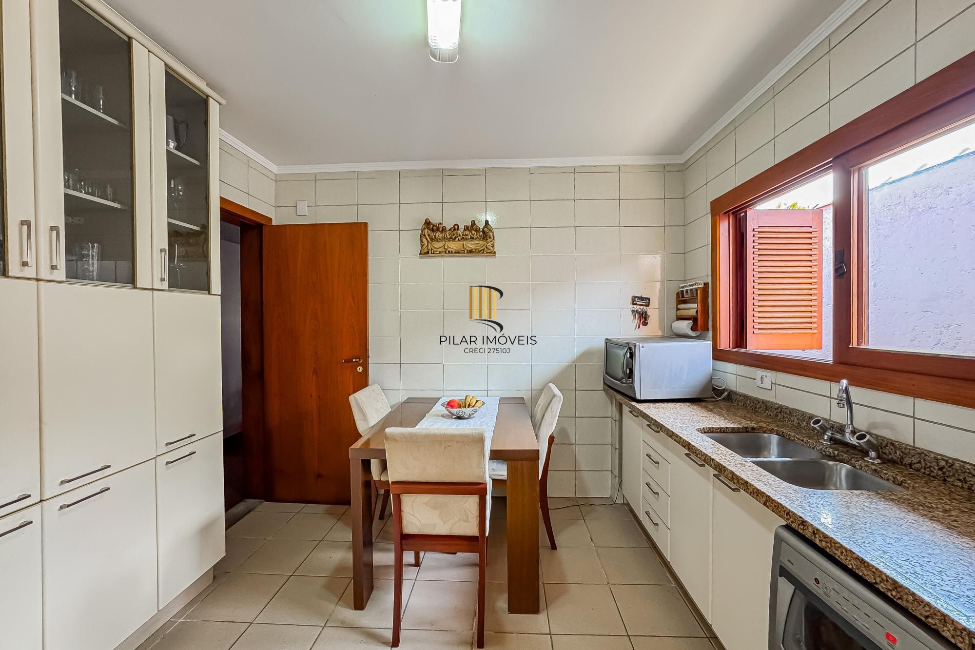 Casa de 3 dormitórios, suíte, 3 banheiros para venda em excelente localização no bairro Chácara das Pedras em Porto Alegre/RS.