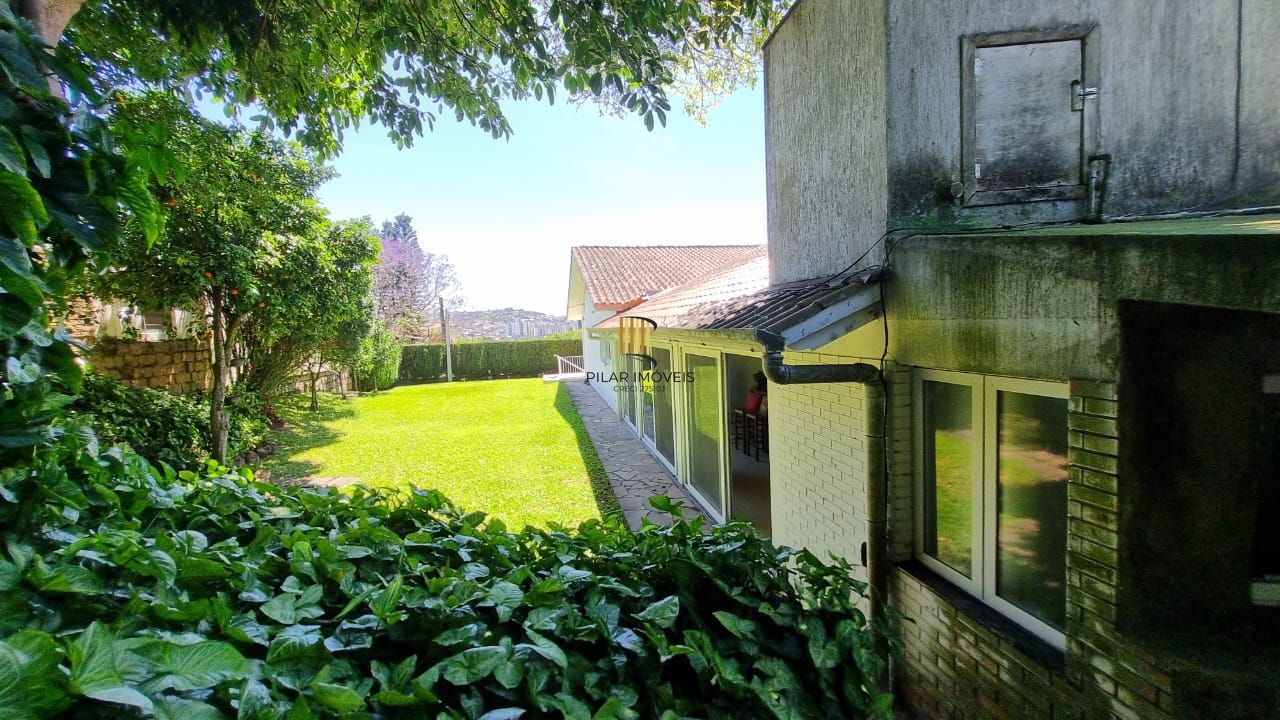 Casa Espetacular com Vista Deslumbrante, Reformada por Arquiteto de 2 dormitórios, suíte, próximo a PUC e Carrefour no bairro Partenon em Porto Alegre/RS/