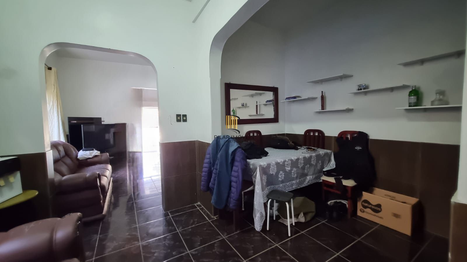 Casa Residencial de 2 pisos com  3 dormitórios , 2 banheiros + 1anexo com 2 aptos JKs , construído nos fundos do terreno no bairro Cidade Baixa/Azenha em Porto Alegre/RS.