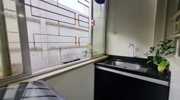 Aproveite o sol e a vista, apartamento para venda de frente com sacada, 2 dormitórios com 1 vaga no bairro Santana em Porto Alegre/RS.