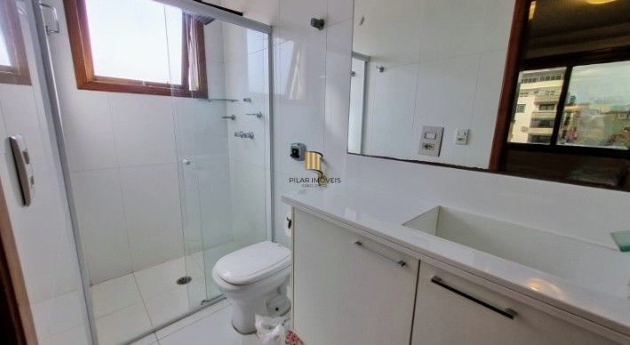 Linda cobertura de 4 dormitórios,1 suíte , 4 banheiros para venda, 4 vagas de garagens cobertas e escrituradas, 1 terraço com deck, piscina e churrasqueira no bairro Jardim Lindóia em Porto Alegre/RS.