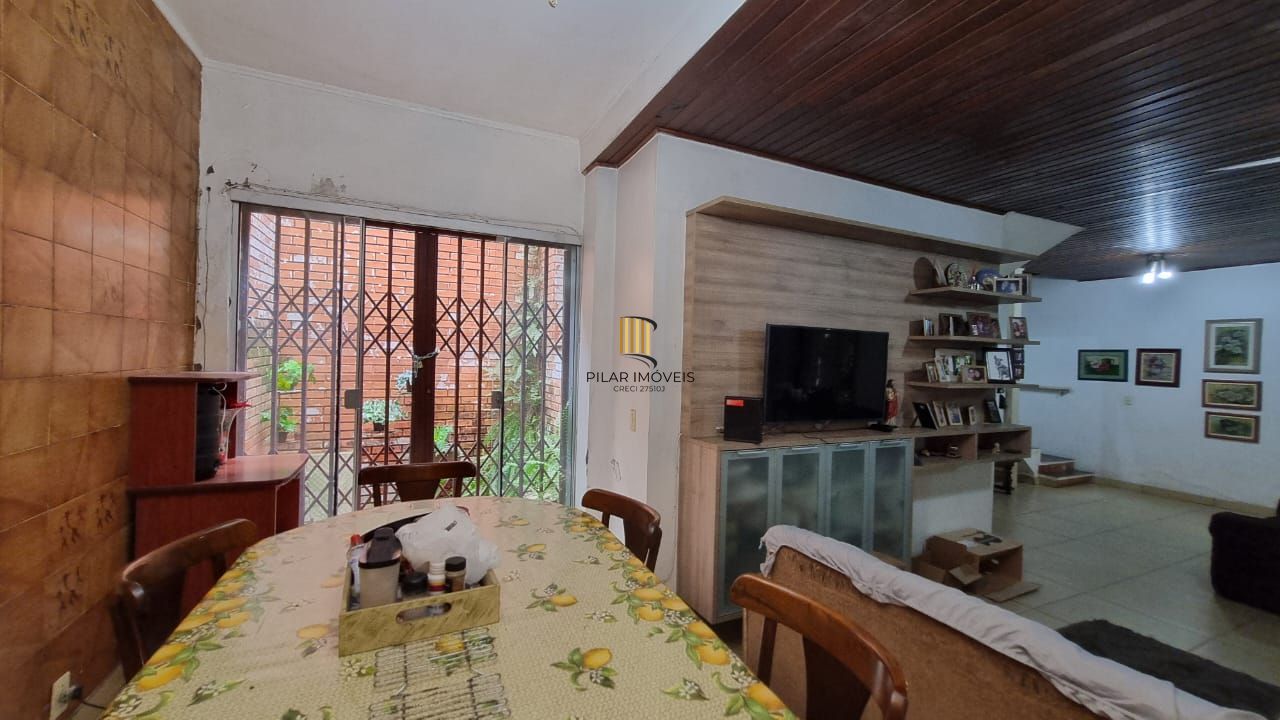 Casa estilo sobrado para venda de 3 dormitórios  com  2 vagas de garagem no bairro Cidade Baixa em Porto Alegre/RS.