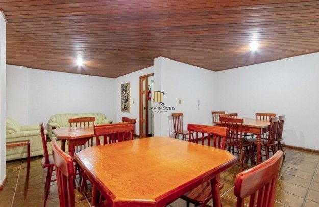 Linda cobertura de 4 dormitórios,1 suíte , 4 banheiros para venda, 4 vagas de garagens cobertas e escrituradas, 1 terraço com deck, piscina e churrasqueira no bairro Jardim Lindóia em Porto Alegre/RS.