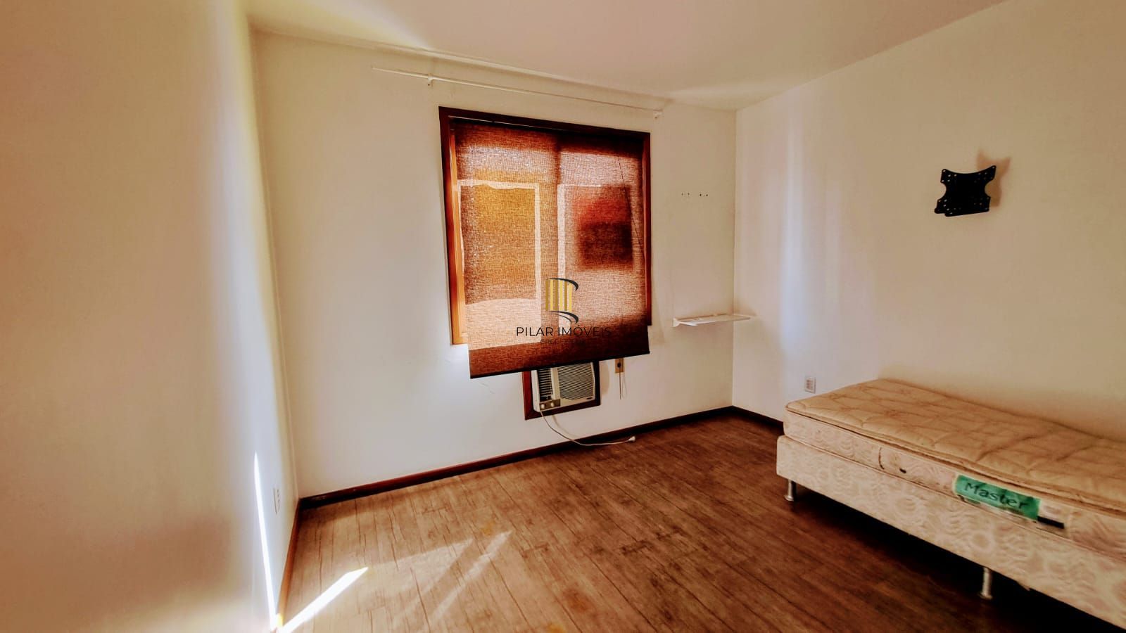 Linda cobertura de 4 dormitórios,1 suíte , 4 banheiros para venda, 4 vagas de garagens cobertas e escrituradas, 1 terraço com deck, piscina e churrasqueira no bairro Jardim Lindóia em Porto Alegre/RS.