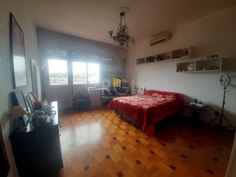 Casa para Venda - 243m², 3 dormitórios, 5 vagas - Medianeira