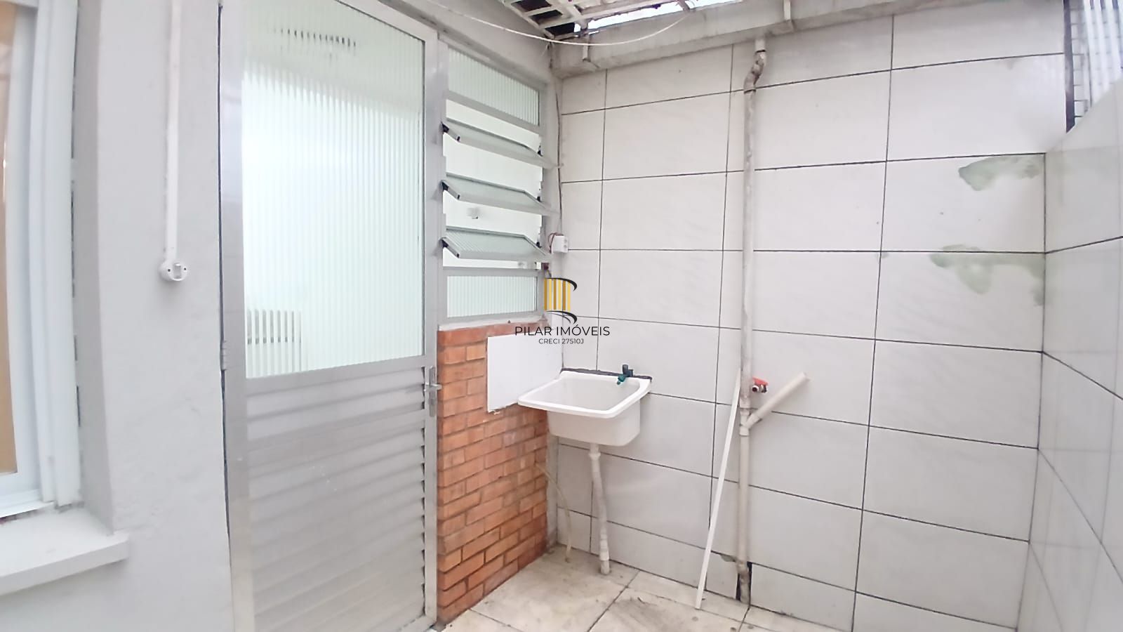 Apartamento de 02 dormitórios no bairro Jardim Botânico.