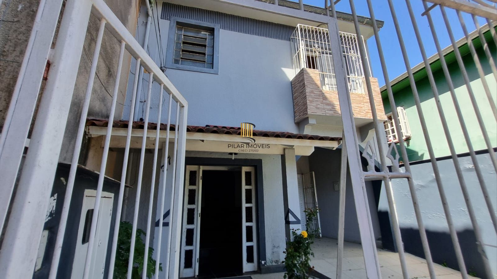 Casa Residencial de 2 pisos com  3 dormitórios , 2 banheiros + 1anexo com 2 aptos JKs , construído nos fundos do terreno no bairro Cidade Baixa/Azenha em Porto Alegre/RS. - Pilar Imóveis