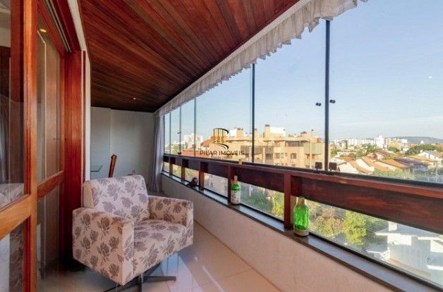 Linda cobertura de 4 dormitórios,1 suíte , 4 banheiros para venda, 4 vagas de garagens cobertas e escrituradas, 1 terraço com deck, piscina e churrasqueira no bairro Jardim Lindóia em Porto Alegre/RS.