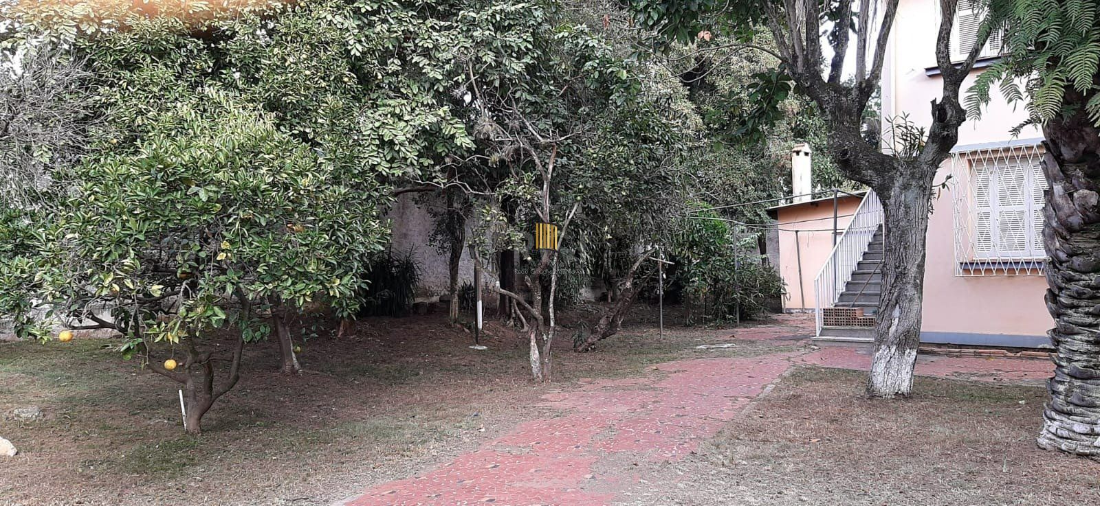CASA EM 2 TERRENOS NO BAIRRO MEDIANEIRA