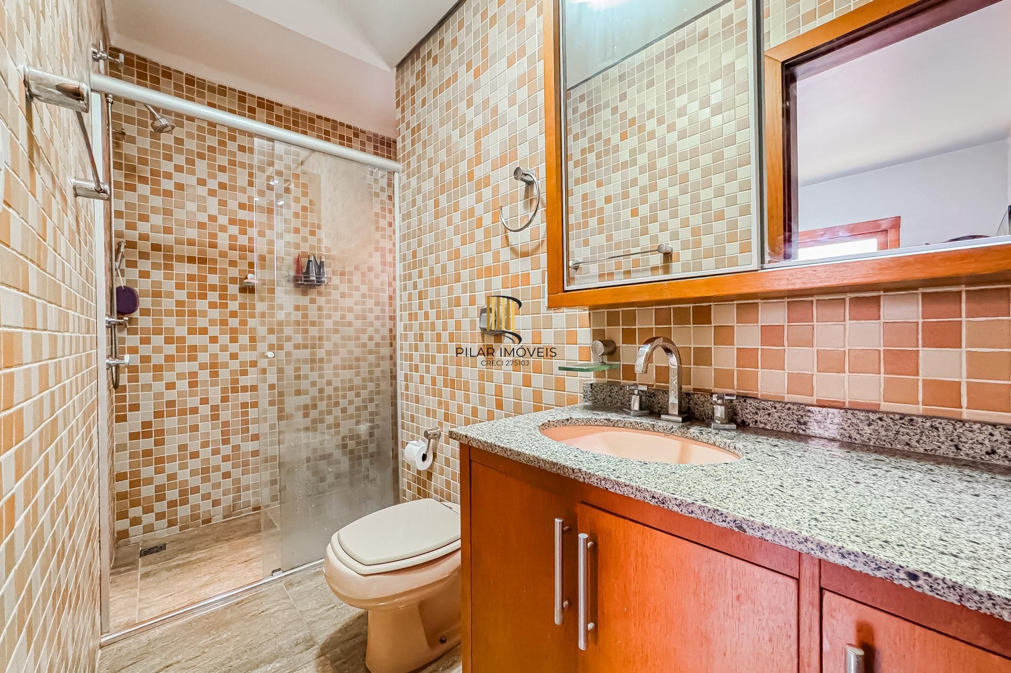 Casa de 3 dormitórios, suíte, 3 banheiros para venda em excelente localização no bairro Chácara das Pedras em Porto Alegre/RS.