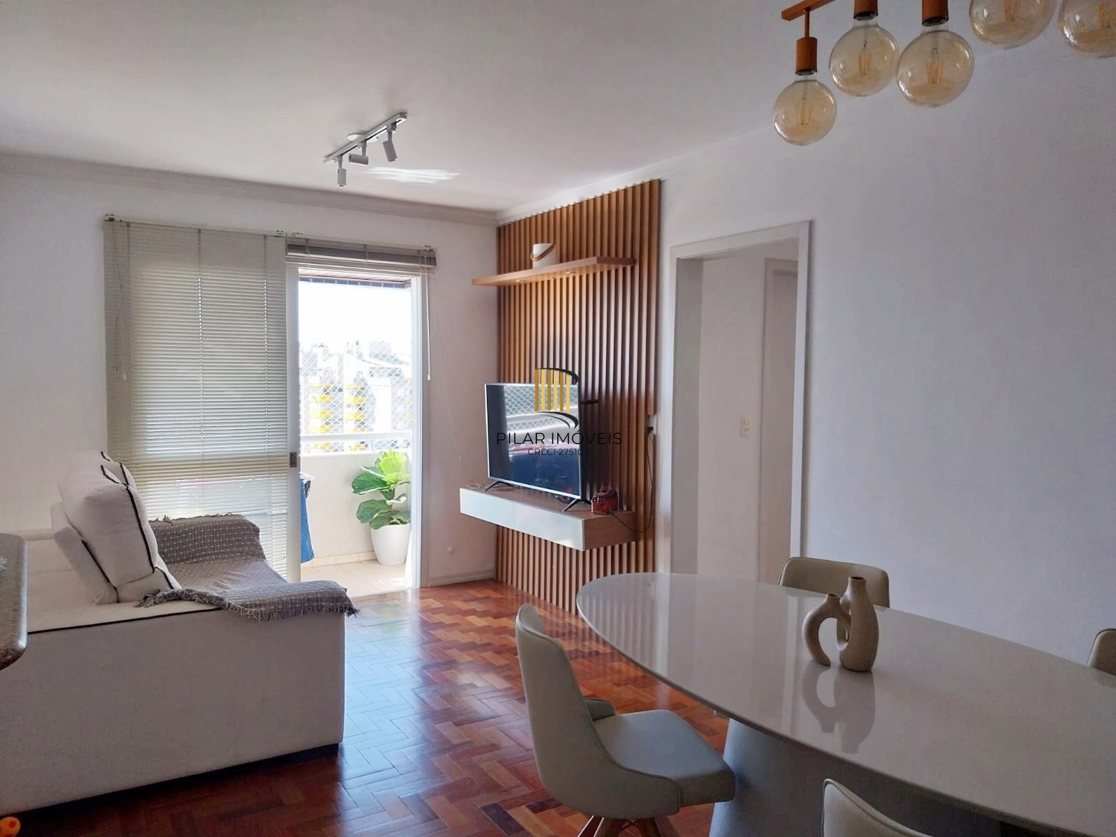 Apartamento de 2 dormitórios com vaga de garagem e sacada no Bairro Santana