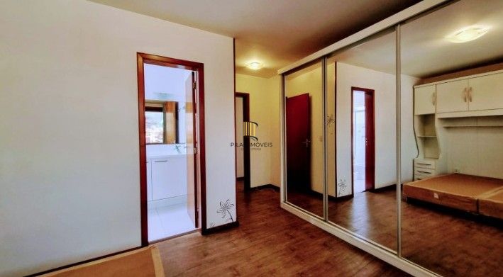 Linda cobertura de 4 dormitórios,1 suíte , 4 banheiros para venda, 4 vagas de garagens cobertas e escrituradas, 1 terraço com deck, piscina e churrasqueira no bairro Jardim Lindóia em Porto Alegre/RS.