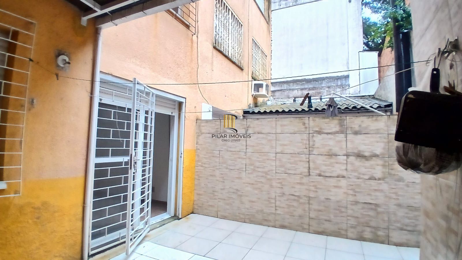 Apartamento de 02 dormitórios no bairro Jardim Botânico.