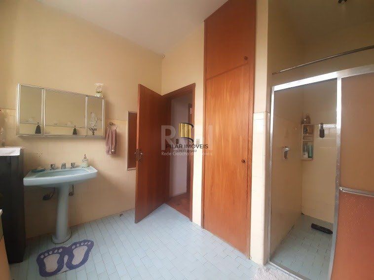 Casa para Venda - 243m², 3 dormitórios, 5 vagas - Medianeira