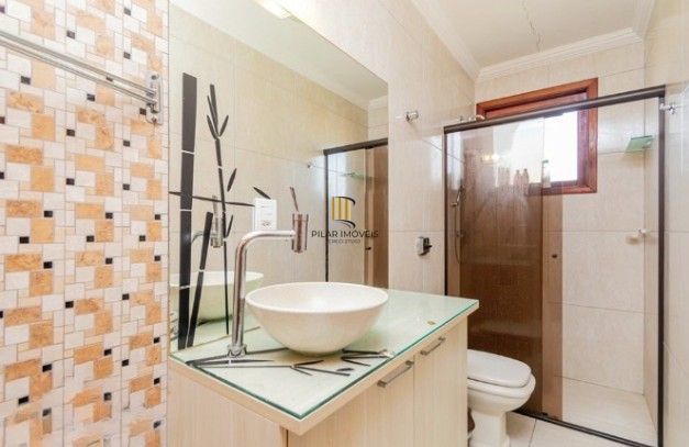 Linda cobertura de 4 dormitórios,1 suíte , 4 banheiros para venda, 4 vagas de garagens cobertas e escrituradas, 1 terraço com deck, piscina e churrasqueira no bairro Jardim Lindóia em Porto Alegre/RS.