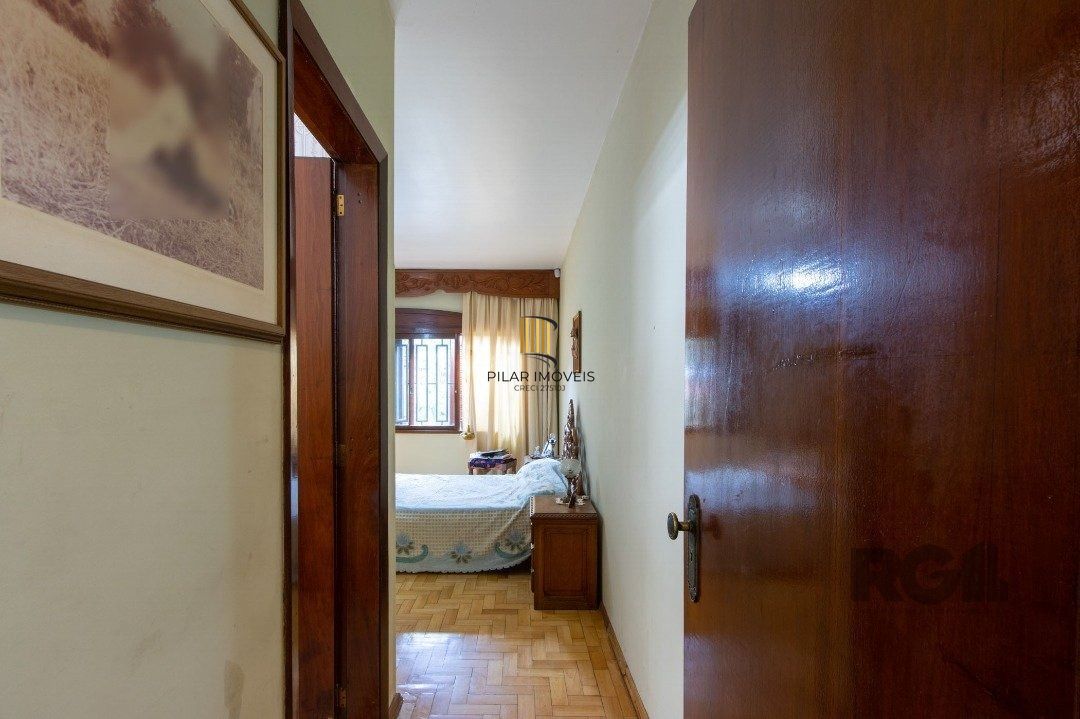 Casa com 07 dormitórios, no bairro Santana, à venda