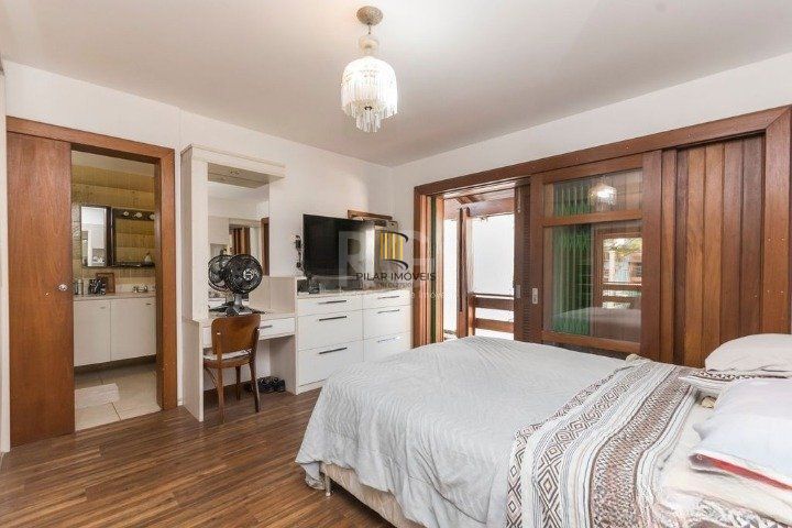 Casa para Venda - 247m², 4 dormitórios, sendo 1 suites, 5 vagas - Glória