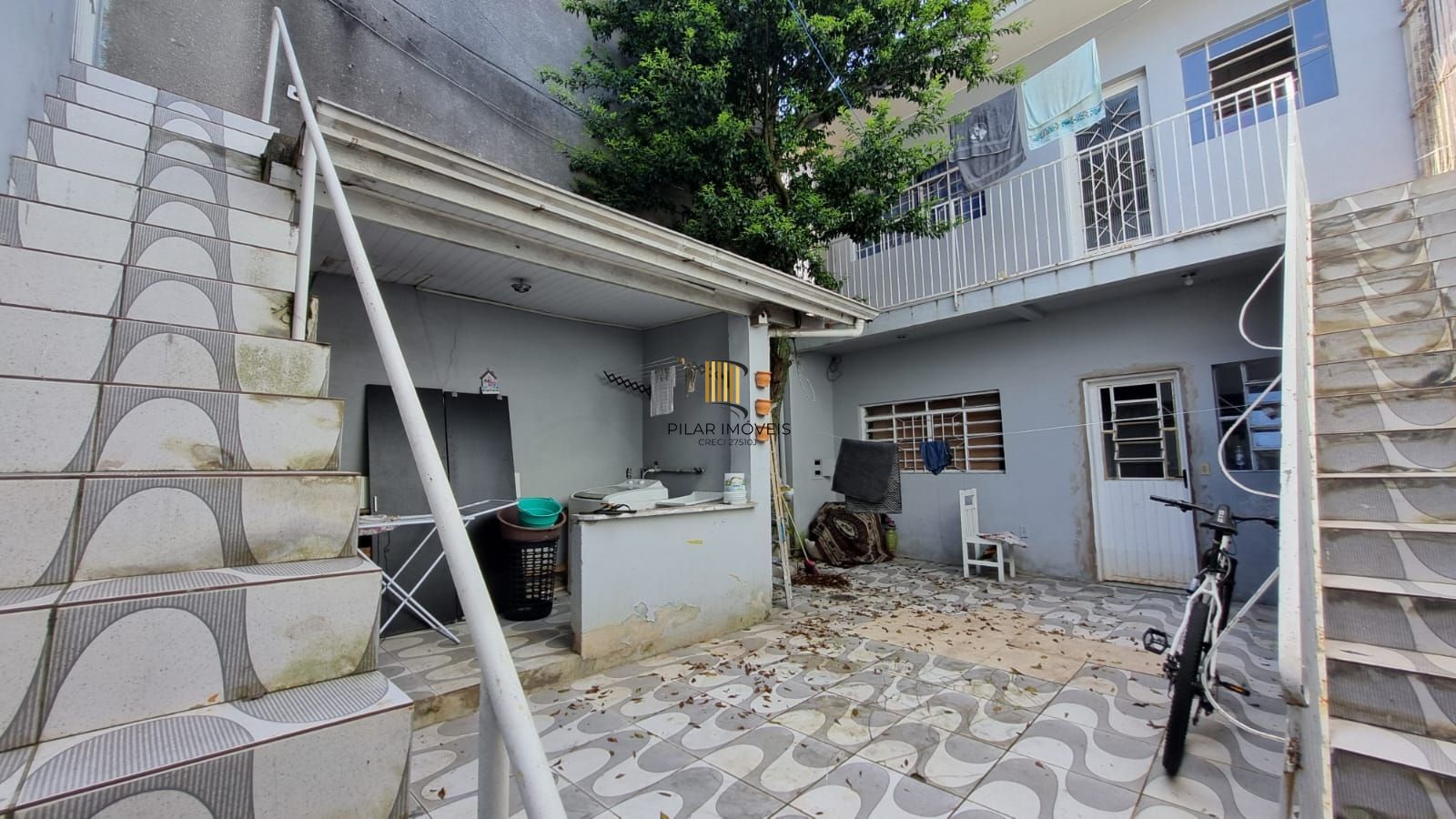 Casa Residencial de 2 pisos com  3 dormitórios , 2 banheiros + 1anexo com 2 aptos JKs , construído nos fundos do terreno no bairro Cidade Baixa/Azenha em Porto Alegre/RS.