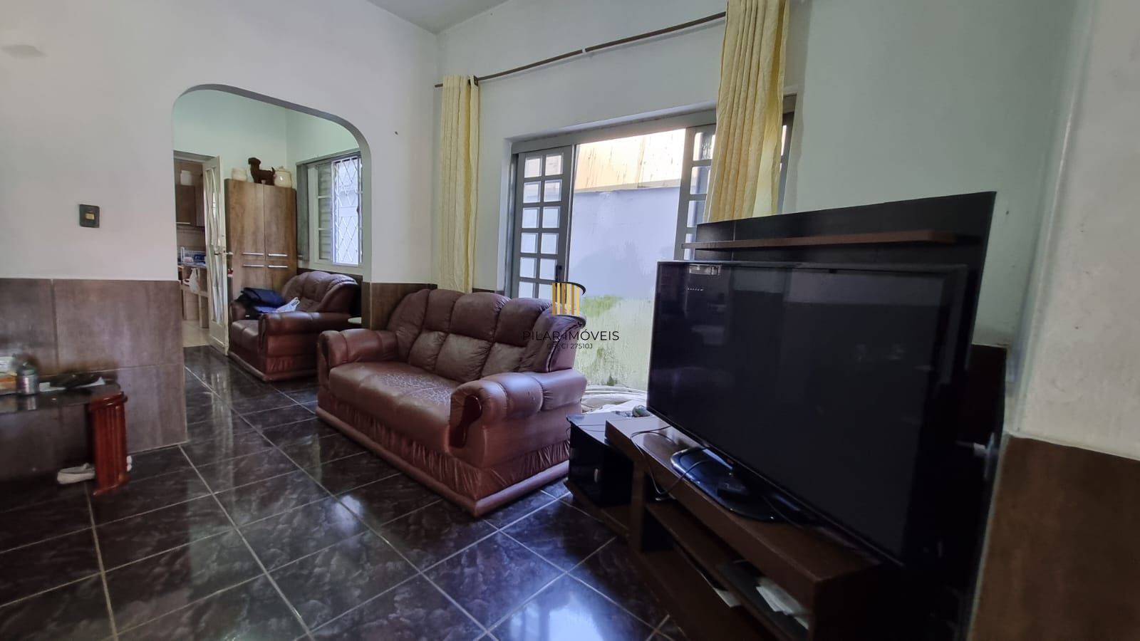 Casa Residencial de 2 pisos com  3 dormitórios , 2 banheiros + 1anexo com 2 aptos JKs , construído nos fundos do terreno no bairro Cidade Baixa/Azenha em Porto Alegre/RS.