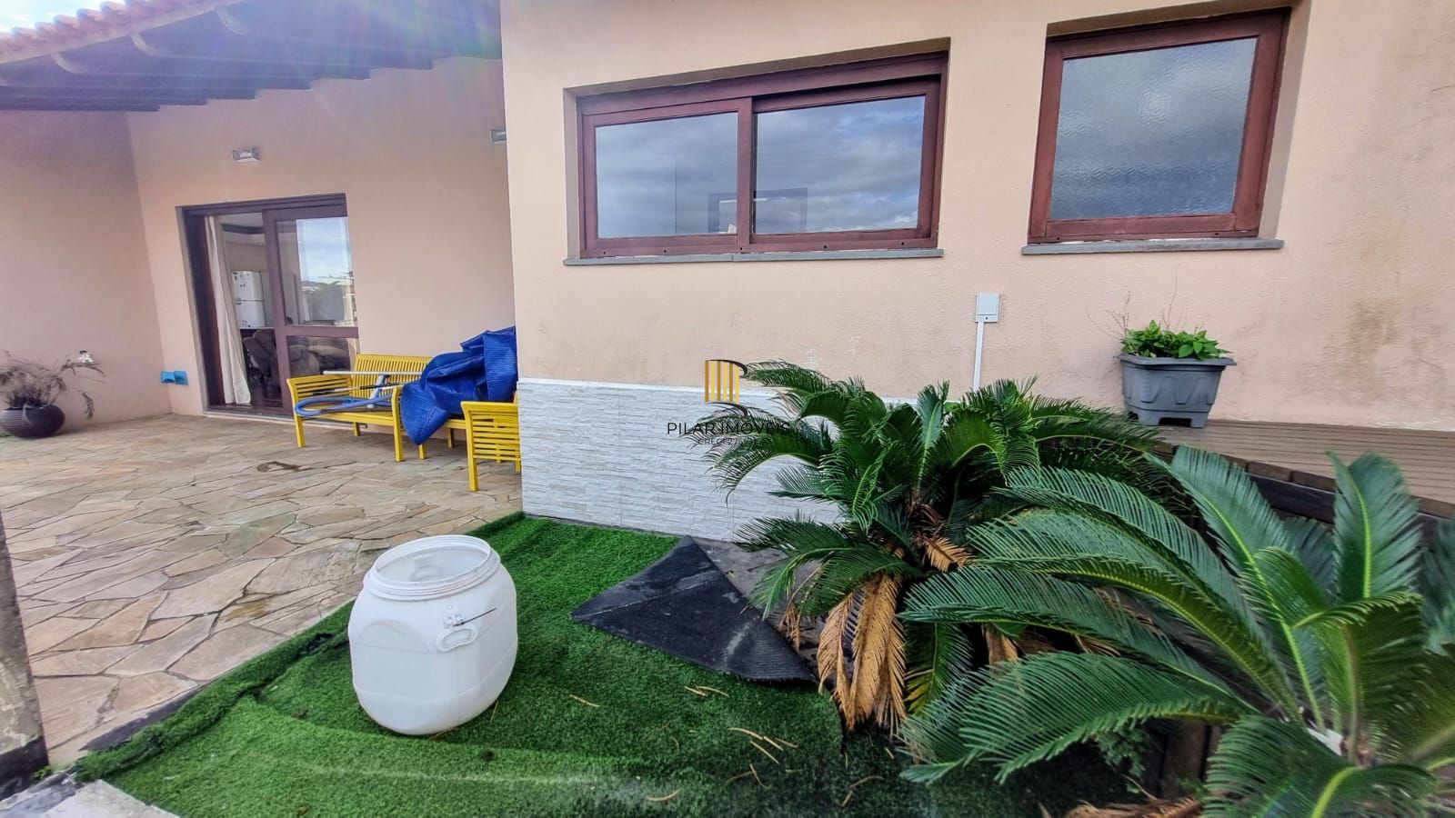 Linda cobertura de 4 dormitórios,1 suíte , 4 banheiros para venda, 4 vagas de garagens cobertas e escrituradas, 1 terraço com deck, piscina e churrasqueira no bairro Jardim Lindóia em Porto Alegre/RS.
