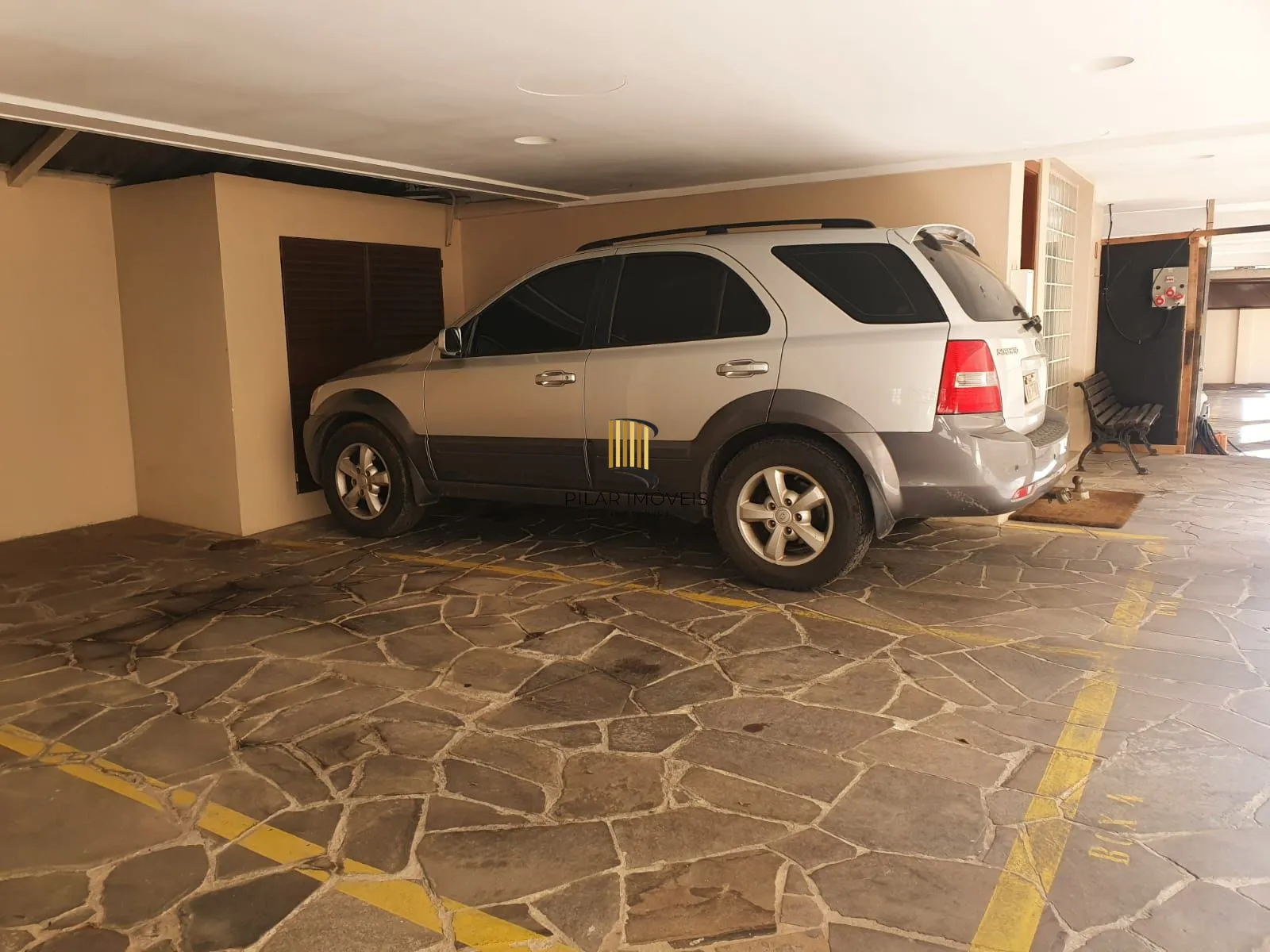 Apartamento de 2 dormitórios no bairro Azenha para comprar