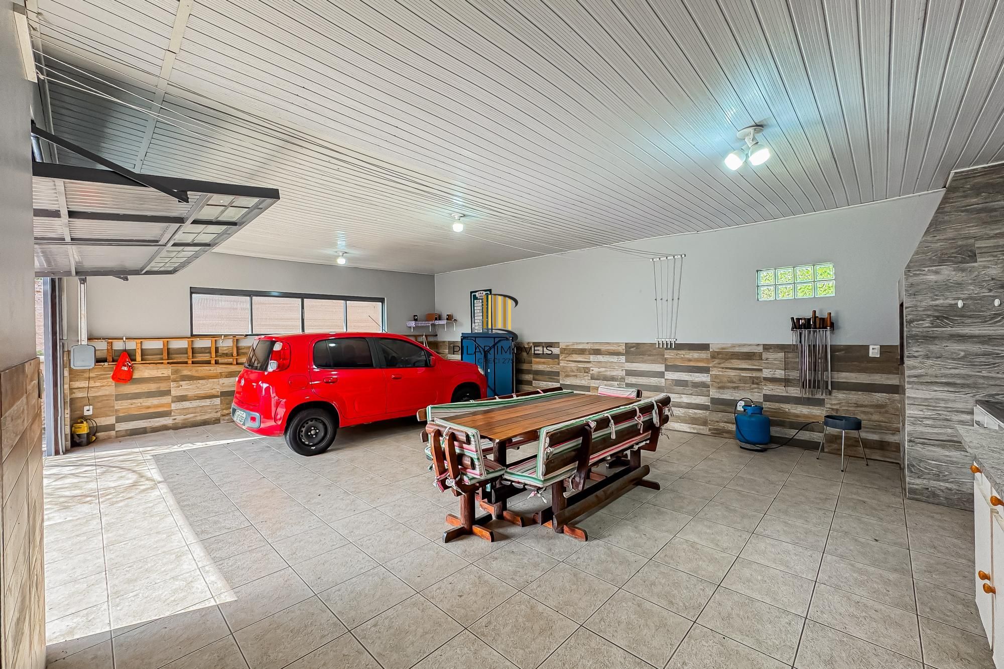 Casa de 3 dormitórios, suíte, 3 banheiros para venda em excelente localização no bairro Chácara das Pedras em Porto Alegre/RS.