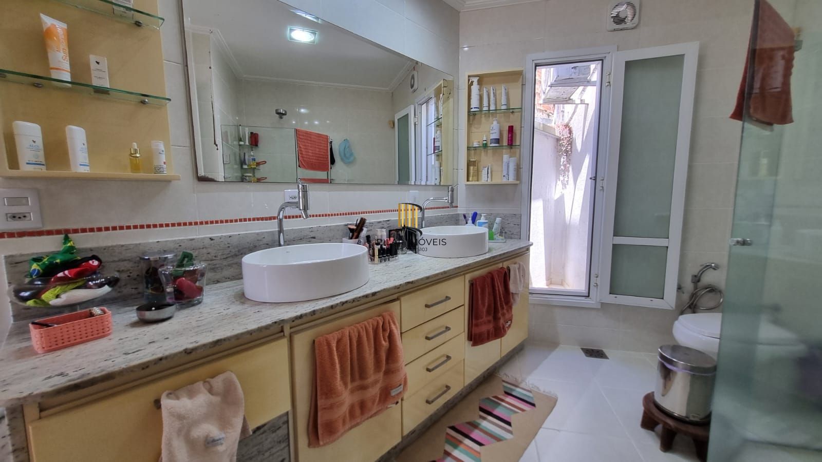 Casa Espetacular com Vista Deslumbrante, Reformada por Arquiteto de 2 dormitórios, suíte, próximo a PUC e Carrefour no bairro Partenon em Porto Alegre/RS/