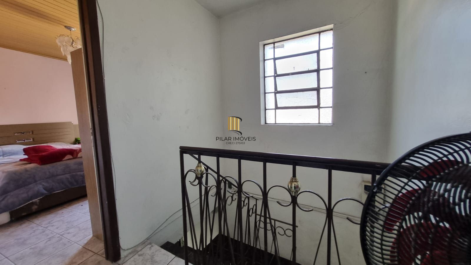 Casa Residencial de 2 pisos com  3 dormitórios , 2 banheiros + 1anexo com 2 aptos JKs , construído nos fundos do terreno no bairro Cidade Baixa/Azenha em Porto Alegre/RS.