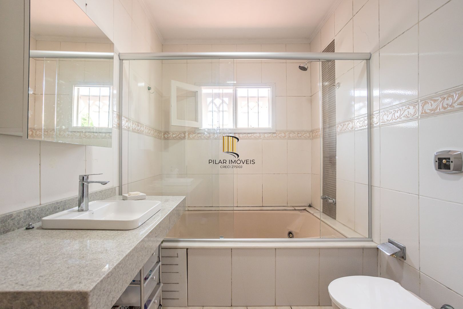 Casa 4 dormitórios no bairro Igara