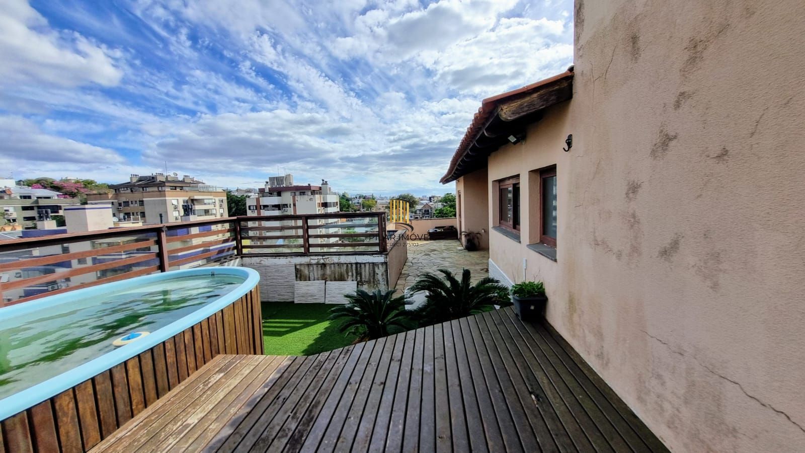 Linda cobertura de 4 dormitórios,1 suíte , 4 banheiros para venda, 4 vagas de garagens cobertas e escrituradas, 1 terraço com deck, piscina e churrasqueira no bairro Jardim Lindóia em Porto Alegre/RS.