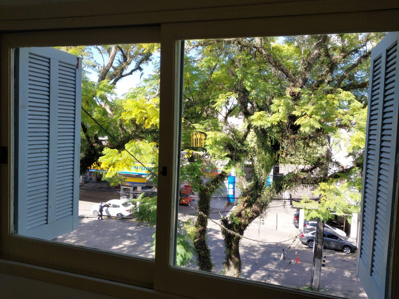 Apartamento de frente com 2 dormitórios para venda no bairro Jardim Botânico em Porto Alegre/RS.