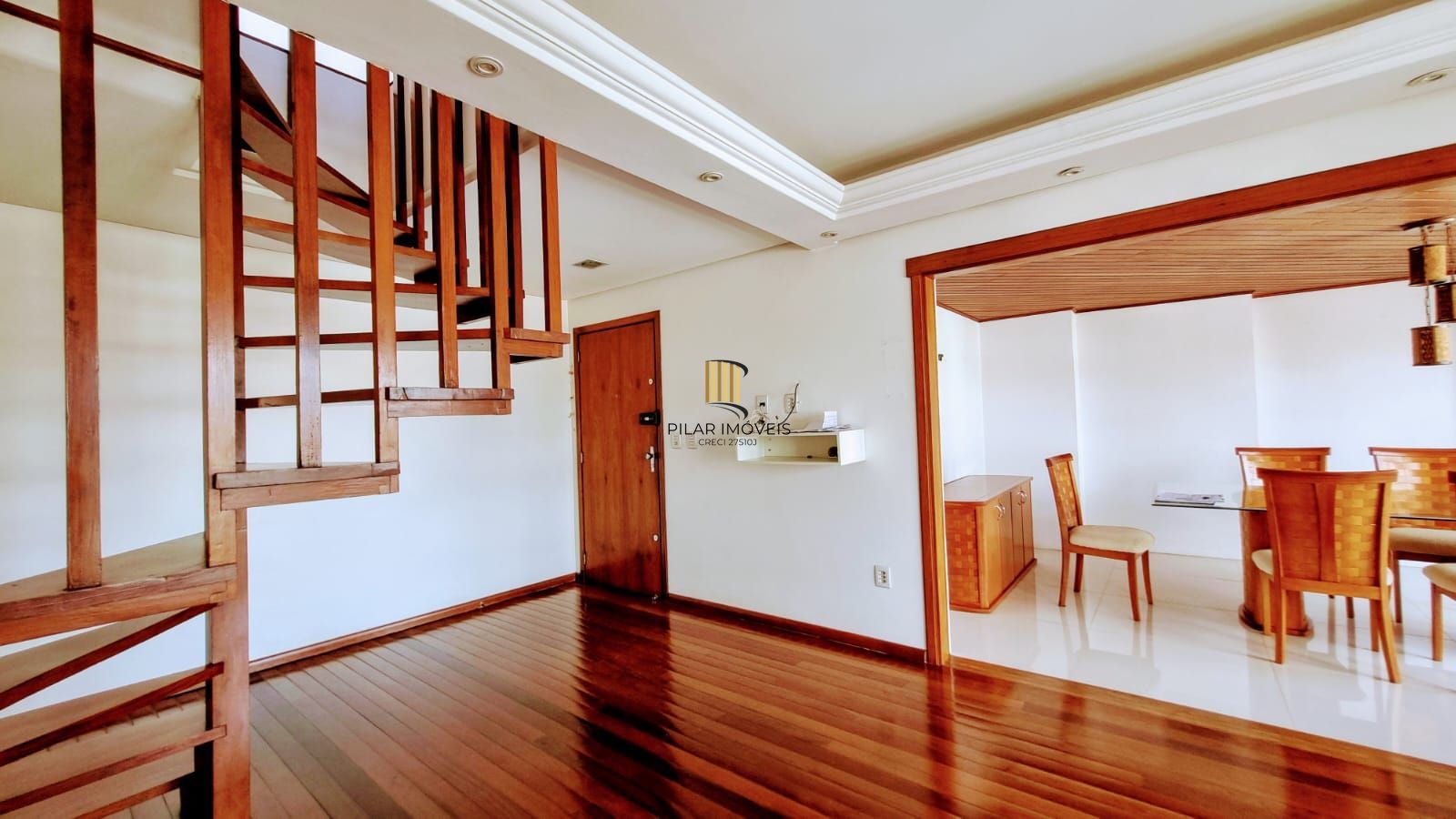 Linda cobertura de 4 dormitórios,1 suíte , 4 banheiros para venda, 4 vagas de garagens cobertas e escrituradas, 1 terraço com deck, piscina e churrasqueira no bairro Jardim Lindóia em Porto Alegre/RS. - Pilar Imóveis
