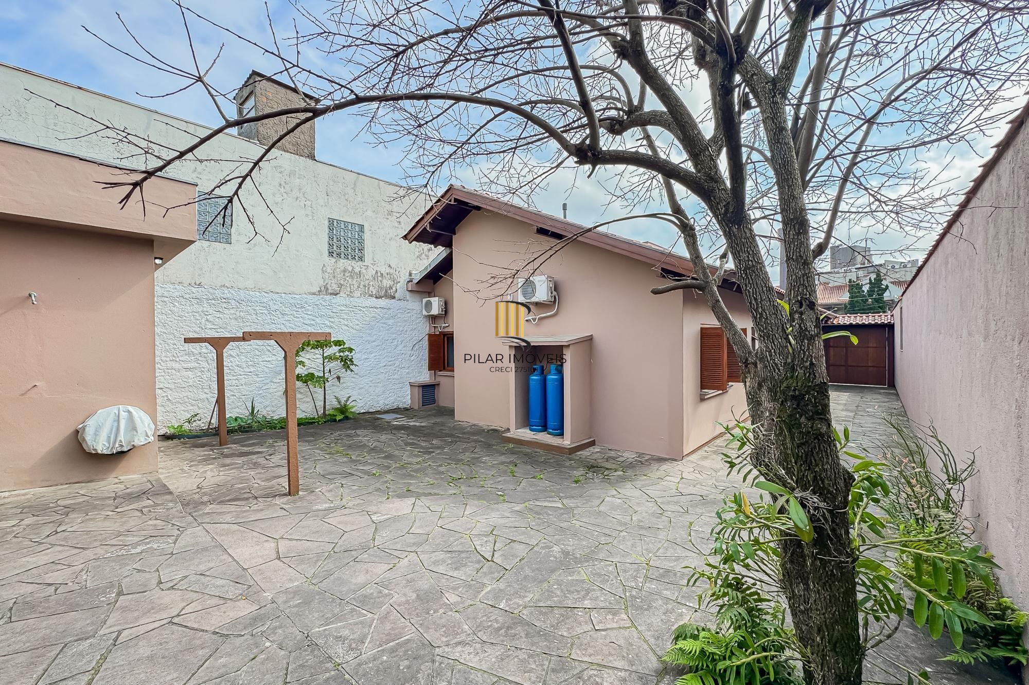 Casa de 3 dormitórios, suíte, 3 banheiros para venda em excelente localização no bairro Chácara das Pedras em Porto Alegre/RS.