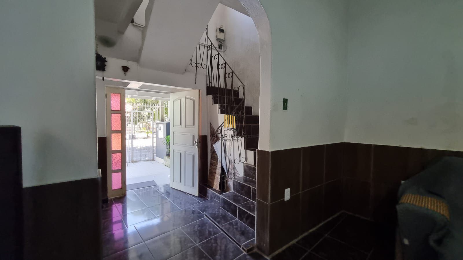 Casa Residencial de 2 pisos com  3 dormitórios , 2 banheiros + 1anexo com 2 aptos JKs , construído nos fundos do terreno no bairro Cidade Baixa/Azenha em Porto Alegre/RS.