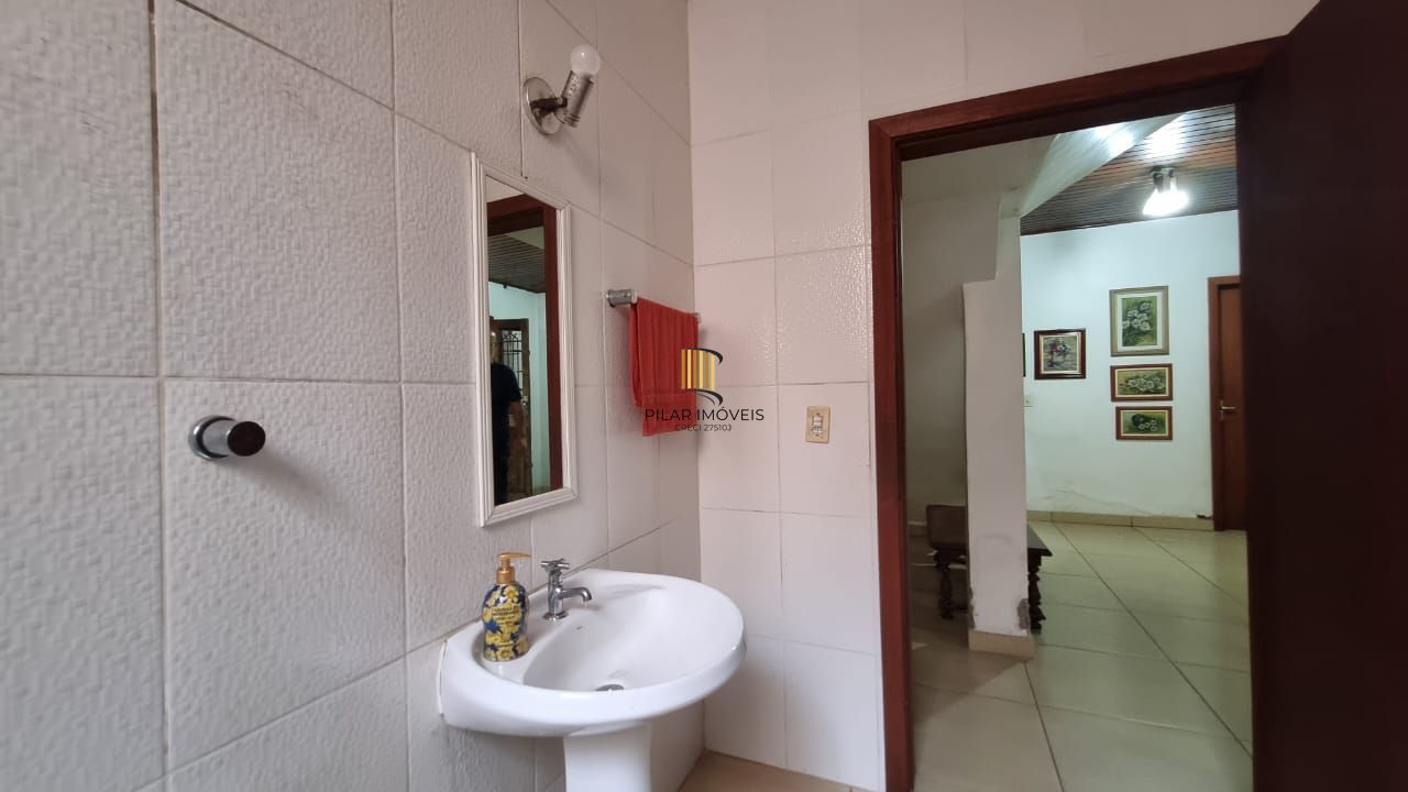 Casa estilo sobrado para venda de 3 dormitórios  com  2 vagas de garagem no bairro Cidade Baixa em Porto Alegre/RS.