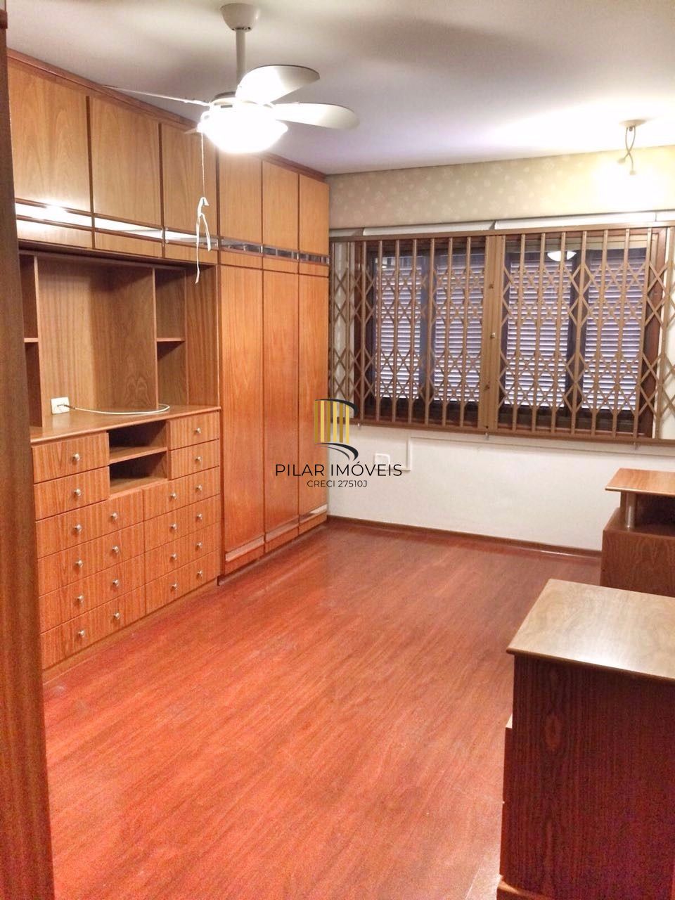 Casa para Venda - 293m², 3 dormitórios, sendo 1 suites, 4 vagas - Partenon