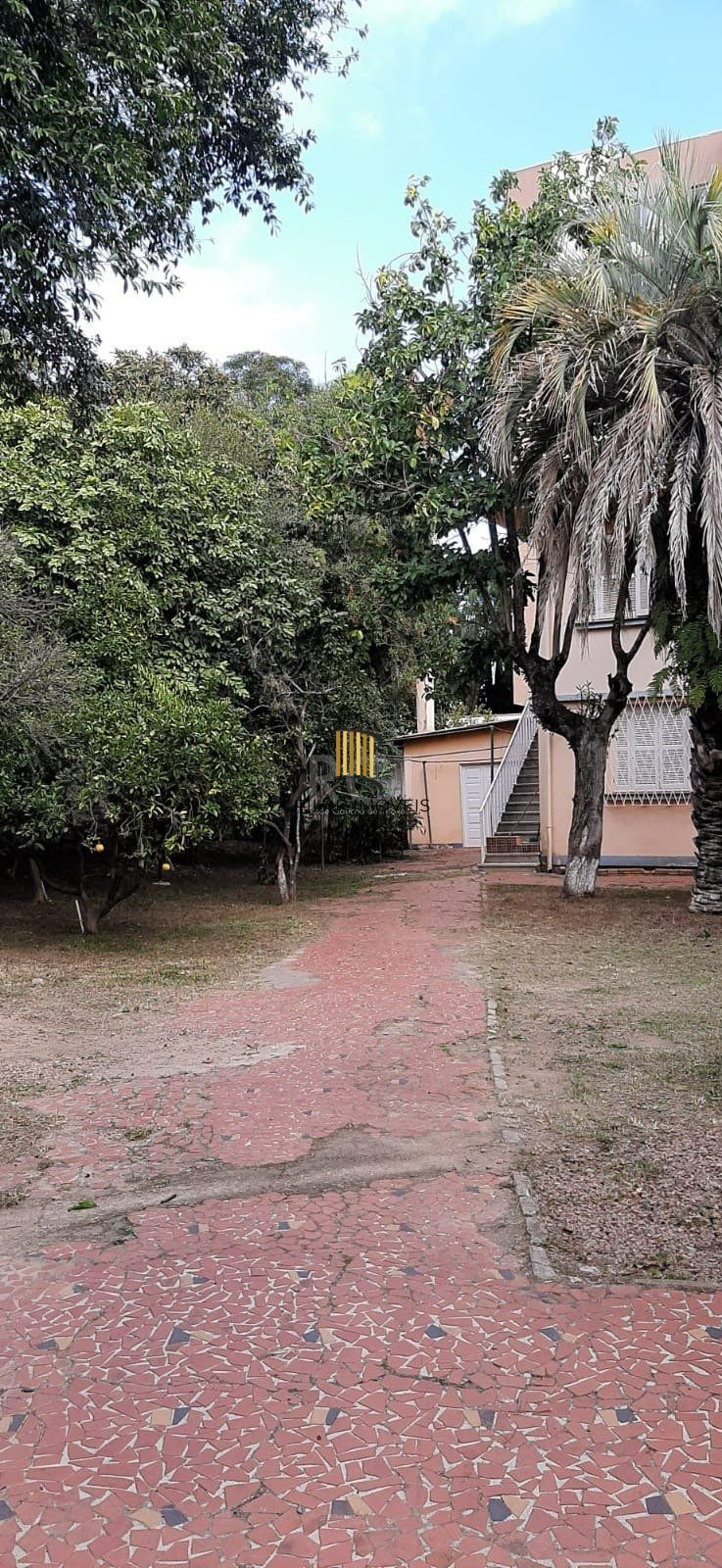 CASA EM 2 TERRENOS NO BAIRRO MEDIANEIRA