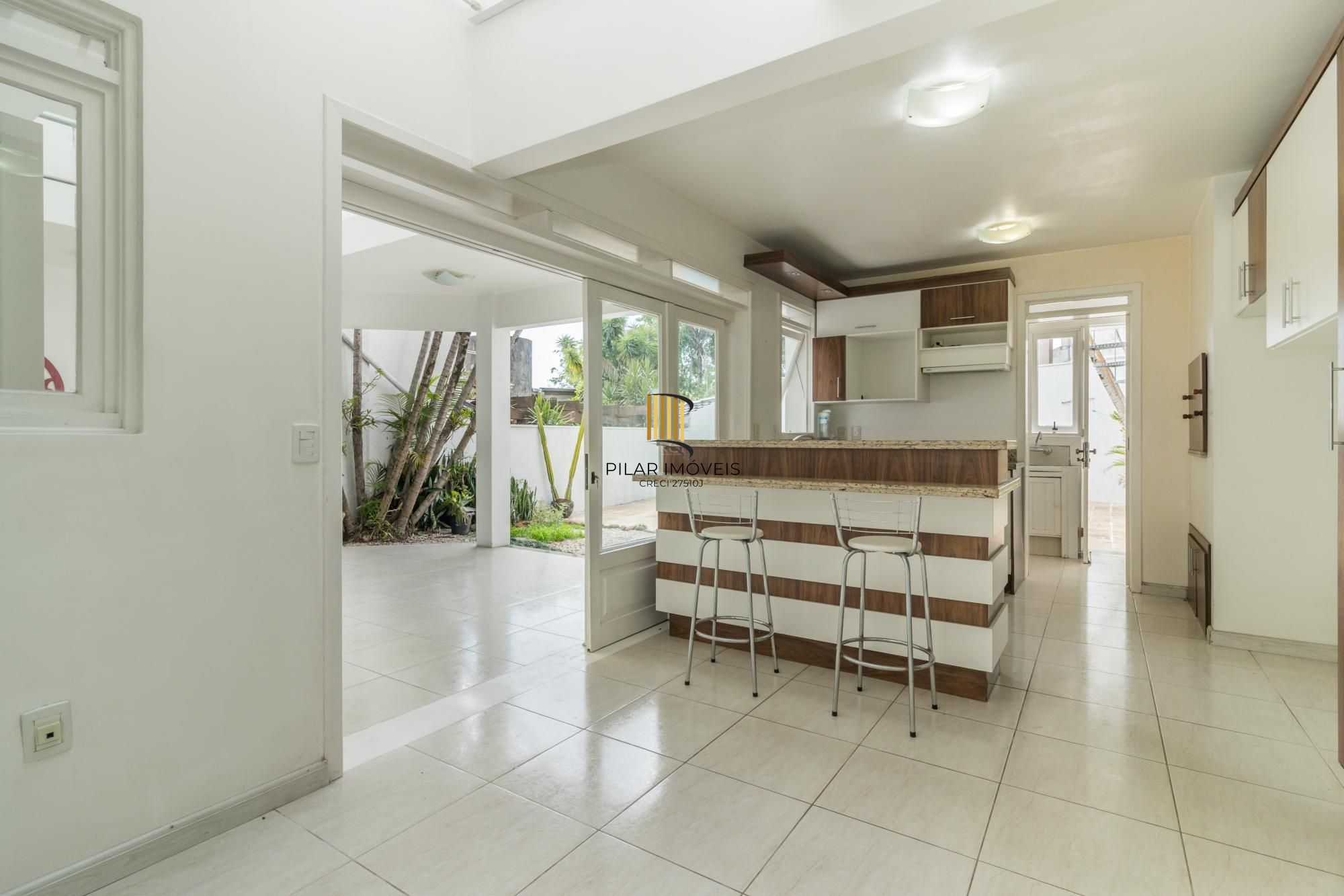 Casa para Venda - 250m², 4 dormitórios, sendo 1 suites, 3 vagas - Menino Deus