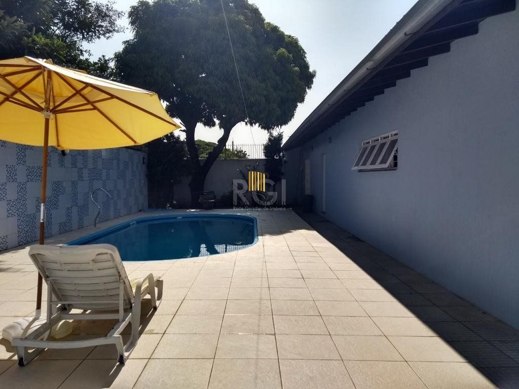 Casa para Venda - 249.86m², 3 dormitórios, sendo 1 suites, 4 vagas - Medianeira