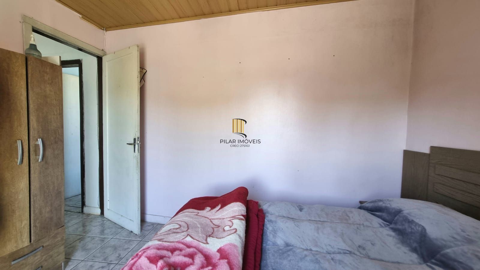 Casa Residencial de 2 pisos com  3 dormitórios , 2 banheiros + 1anexo com 2 aptos JKs , construído nos fundos do terreno no bairro Cidade Baixa/Azenha em Porto Alegre/RS.