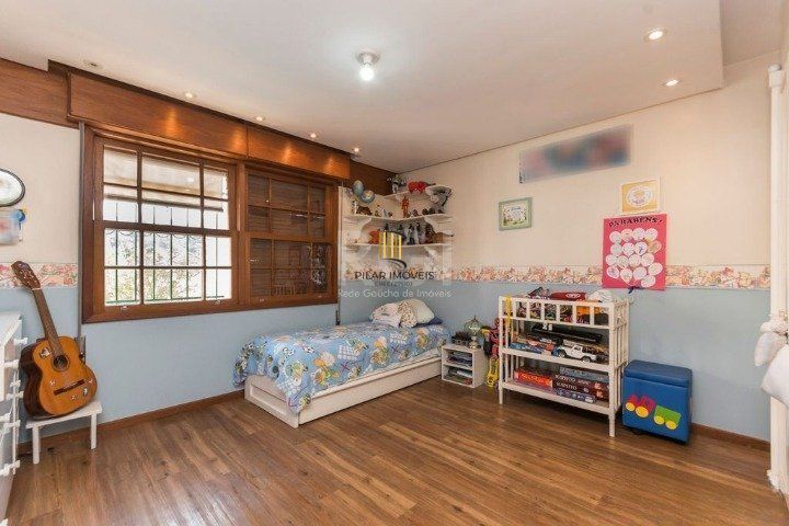 Casa para Venda - 247m², 4 dormitórios, sendo 1 suites, 5 vagas - Glória