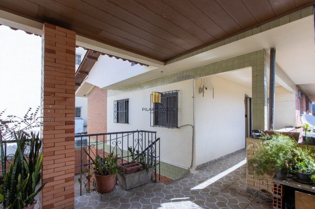 Casa com 07 dormitórios, no bairro Santana, à venda
