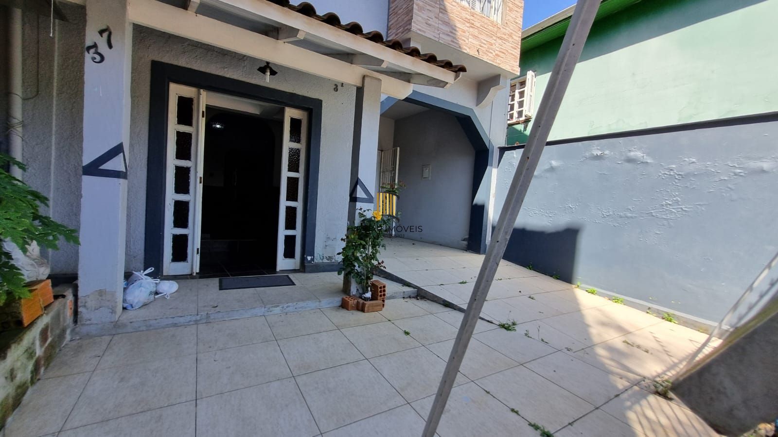 Casa Residencial de 2 pisos com  3 dormitórios , 2 banheiros + 1anexo com 2 aptos JKs , construído nos fundos do terreno no bairro Cidade Baixa/Azenha em Porto Alegre/RS.