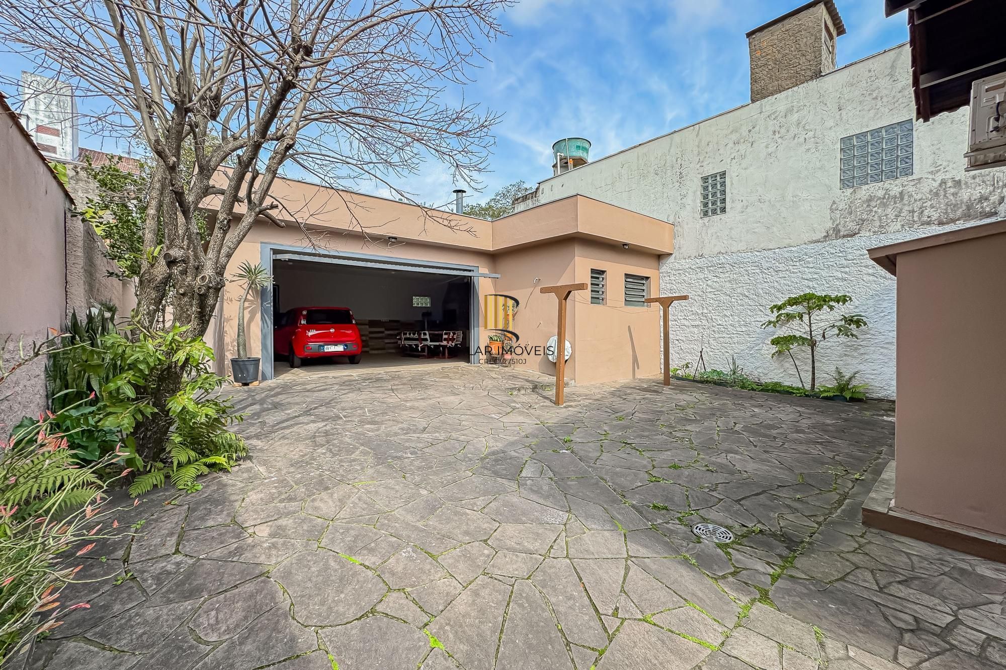 Casa de 3 dormitórios, suíte, 3 banheiros para venda em excelente localização no bairro Chácara das Pedras em Porto Alegre/RS.
