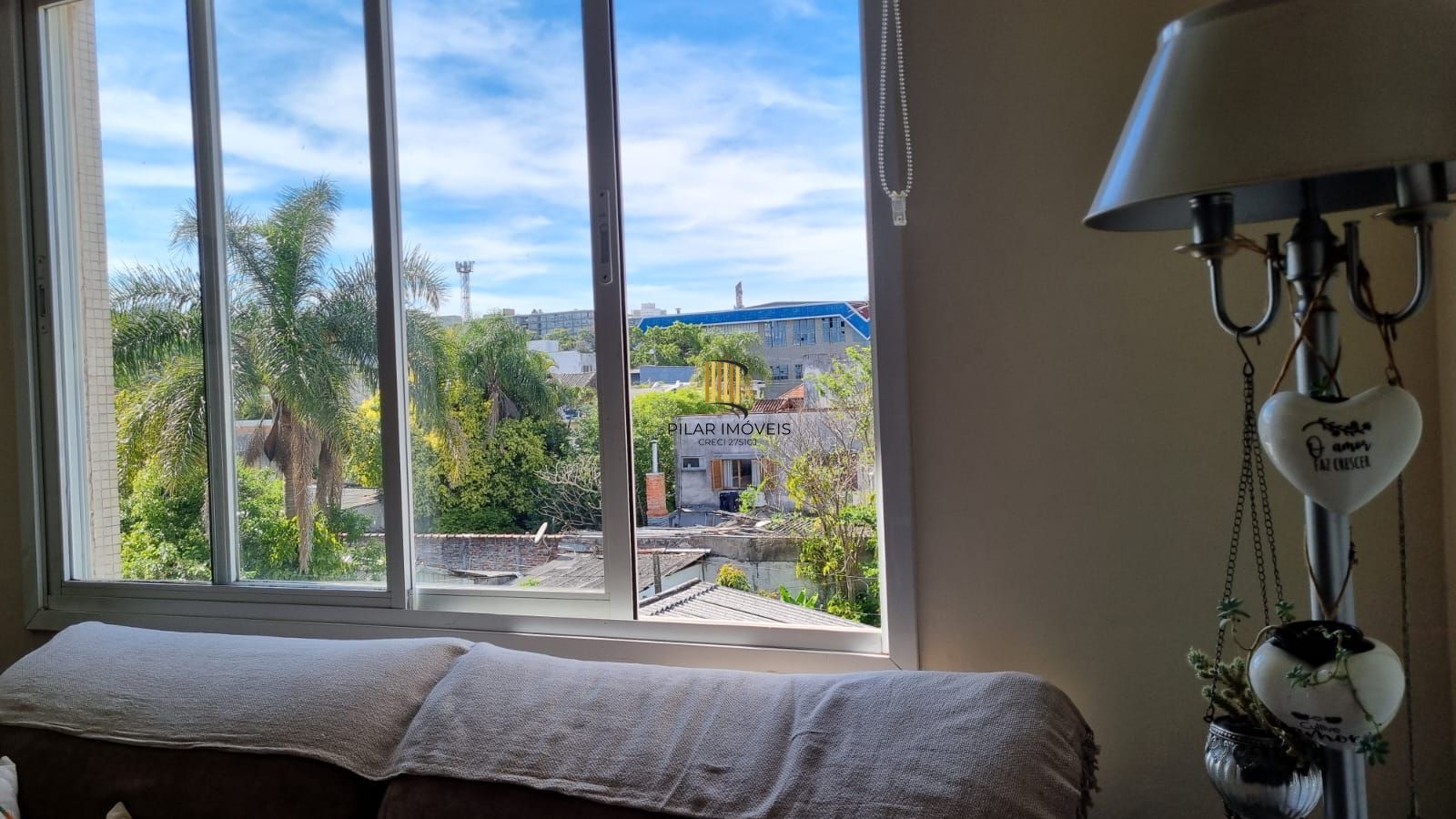 Apartamento à venda com linda vista em localização privilegiada com 2 dormitórios e 1 vaga de garagem no bairro Azenha em Porto Alegre/RS.