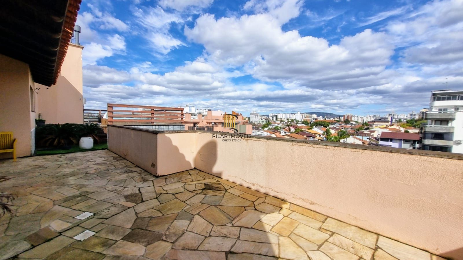 Linda cobertura de 4 dormitórios,1 suíte , 4 banheiros para venda, 4 vagas de garagens cobertas e escrituradas, 1 terraço com deck, piscina e churrasqueira no bairro Jardim Lindóia em Porto Alegre/RS.