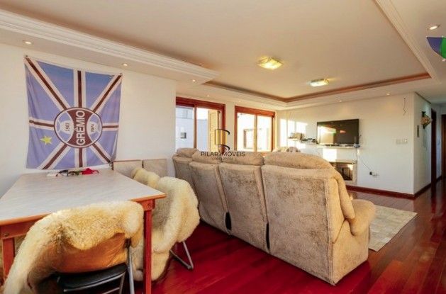 Linda cobertura de 4 dormitórios,1 suíte , 4 banheiros para venda, 4 vagas de garagens cobertas e escrituradas, 1 terraço com deck, piscina e churrasqueira no bairro Jardim Lindóia em Porto Alegre/RS.