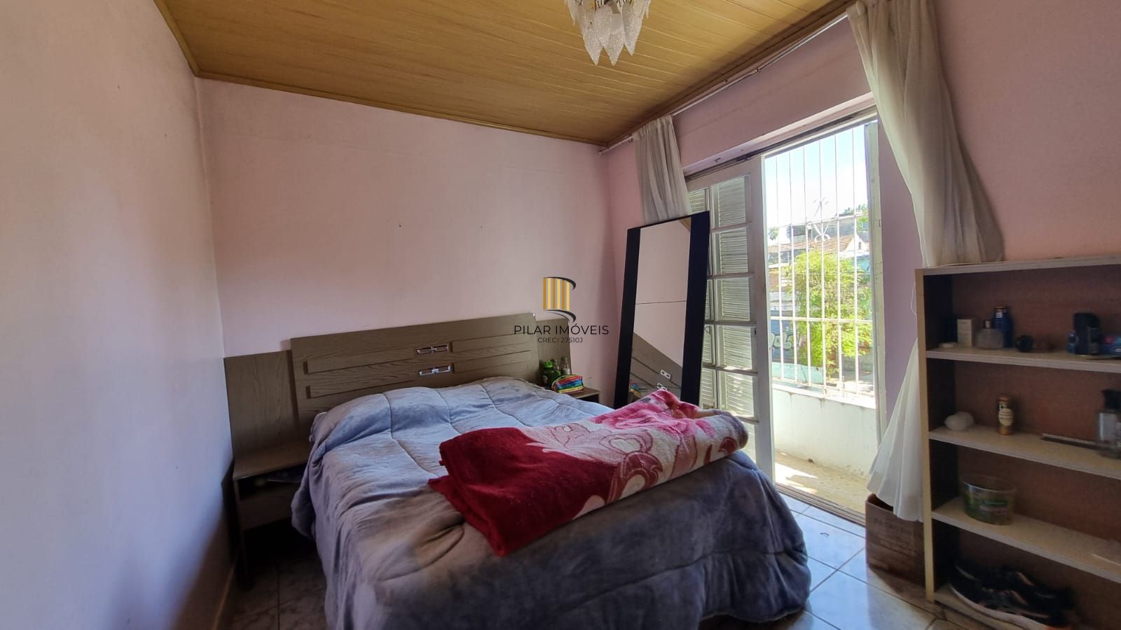 Casa Residencial de 2 pisos com  3 dormitórios , 2 banheiros + 1anexo com 2 aptos JKs , construído nos fundos do terreno no bairro Cidade Baixa/Azenha em Porto Alegre/RS.