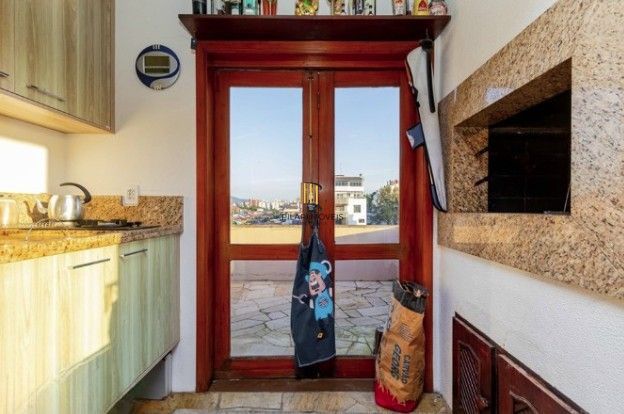 Linda cobertura de 4 dormitórios,1 suíte , 4 banheiros para venda, 4 vagas de garagens cobertas e escrituradas, 1 terraço com deck, piscina e churrasqueira no bairro Jardim Lindóia em Porto Alegre/RS.