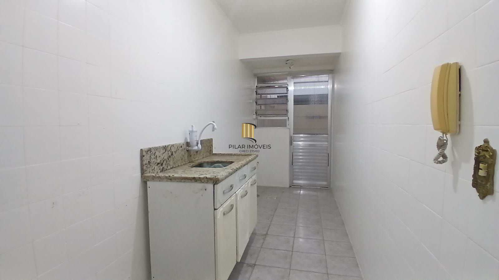 Apartamento de 02 dormitórios no bairro Jardim Botânico.